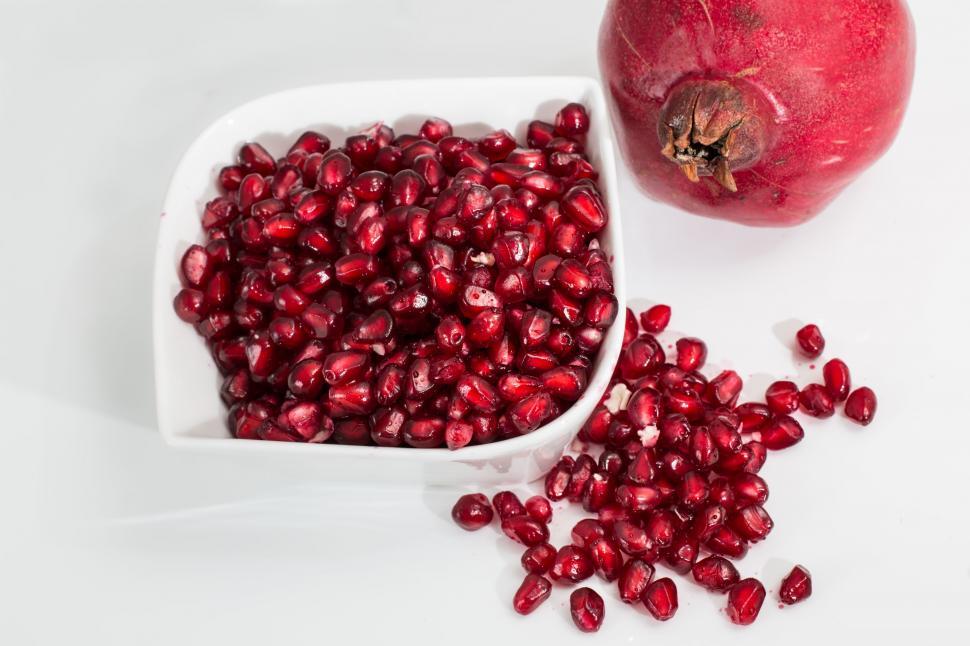 5 Benefits of Pomegranate, a High-Fiber, Low-Sugar Fruit Loaded With Antioxidants